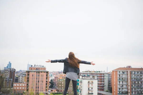 Junge hübsche Brünette Mädchen posiert — Stockfoto