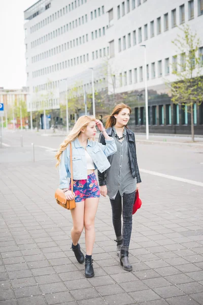 Дві красиві подруги дівчина розважається в місті — стокове фото