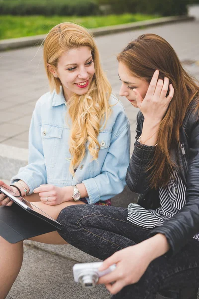 Two young women friends using devices — Stock Photo, Image