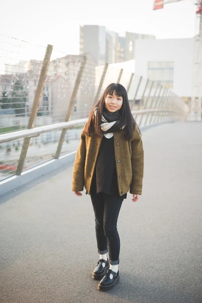 Şehirde güzel Asya hipster kadın — Stok fotoğraf