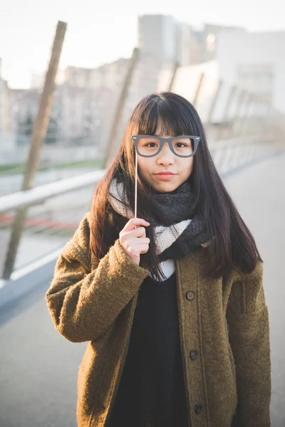 Asya hipster kadın sahte gözlük ile — Stok fotoğraf