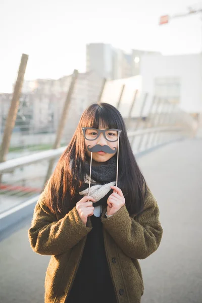 Frau mit lustiger falscher Brille und Schnurrbart — Stockfoto