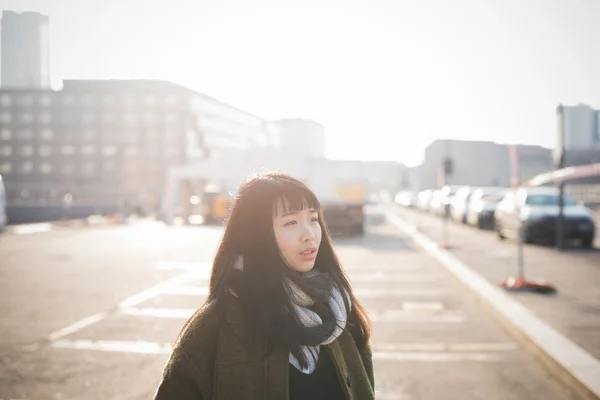 Şehirde güzel Asya hipster kadın — Stok fotoğraf