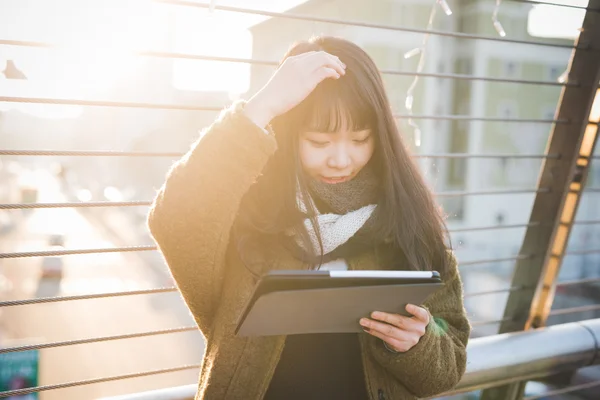 Asya hipster kadın tablet ile — Stok fotoğraf