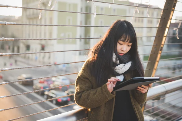 Asiatiska hipster kvinna med tablett — Stockfoto