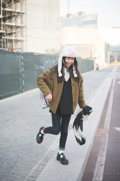 Bela ásia hipster mulher no cidade — Fotografia de Stock