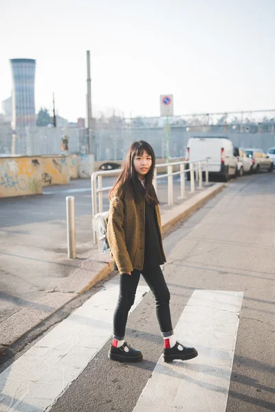 Mooie Aziatische hipster vrouw in stad — Stockfoto