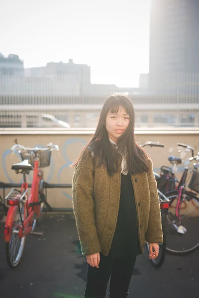 Jeune belle asiatique hipster femme — Photo