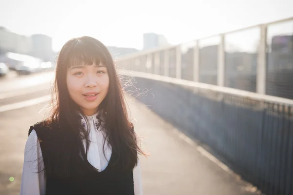 Junge schöne asiatische Hipster-Frau — Stockfoto