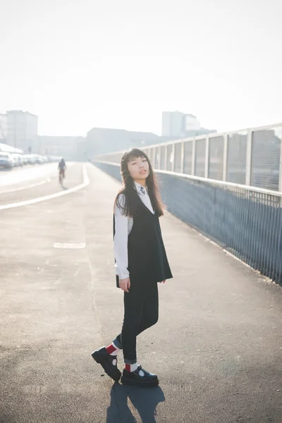 Jeune belle asiatique hipster femme — Photo