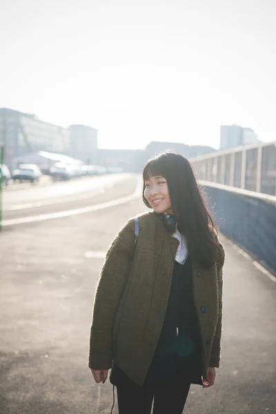 Fiatal gyönyörű ázsiai csípő nő — Stock Fotó