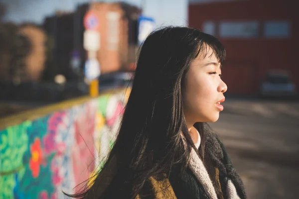 Junge schöne asiatische Hipster-Frau — Stockfoto