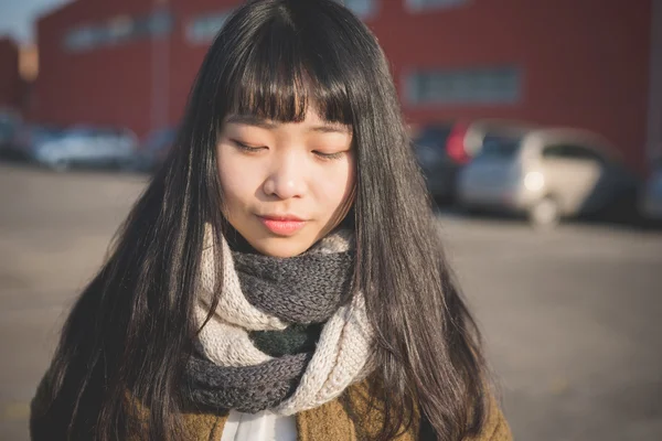 Unga vackra asiatiska hipster kvinna — Stockfoto