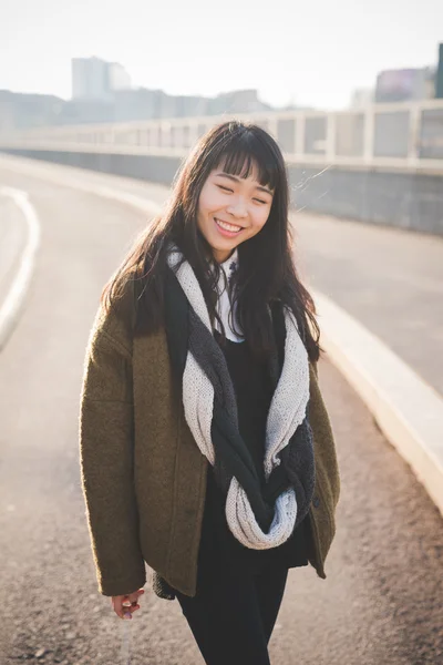 Junge schöne asiatische Hipster-Frau — Stockfoto