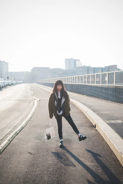 Junge schöne asiatische Hipster-Frau — Stockfoto