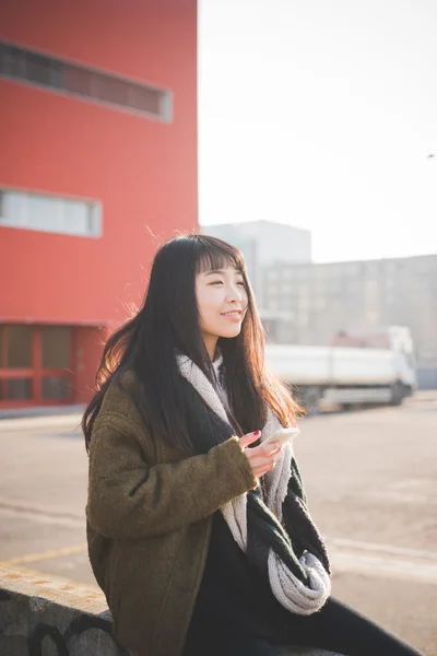 Unga vackra asiatiska hipster kvinna — Stockfoto