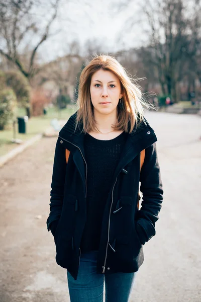 Hipster mujer rubia deportiva en la ciudad — Foto de Stock