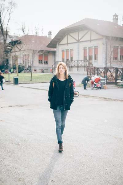 Hipster mujer rubia deportiva en la ciudad — Foto de Stock