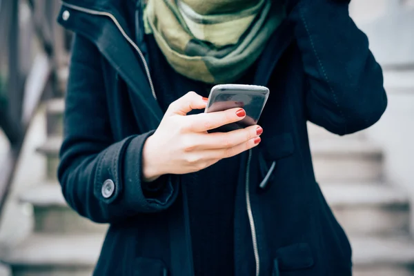 Kvinna med hjälp av smartphone — Stockfoto