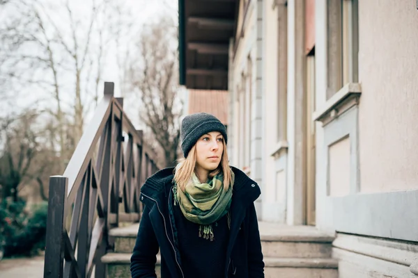 Hipster woman walking in town — Stok fotoğraf