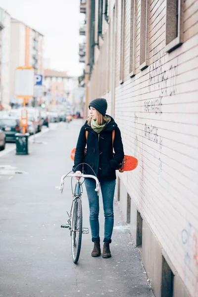 Hipster donna bionda sportiva con bici — Foto Stock