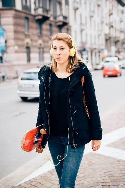 Hipster-Frau hört Musik mit Kopfhörern — Stockfoto