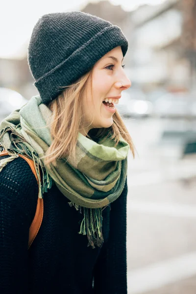 Hipster sportiga blond kvinna — Stockfoto