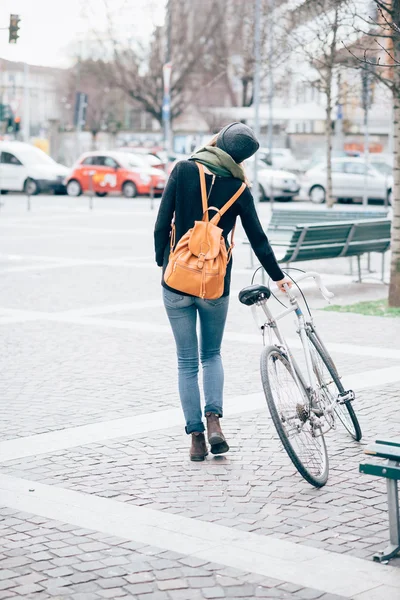 Hipster femme blonde sportive avec vélo — Photo