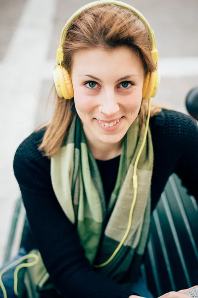 Hipster mujer escucha la música con auriculares — Foto de Stock