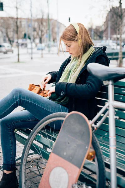 Hipster sportlich blonde Frau mit Fahrrad — Stockfoto