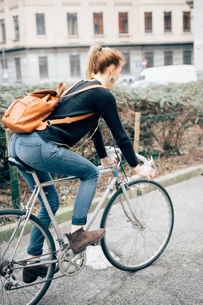 Hipster sporty blonde woman with bike — Foto de Stock