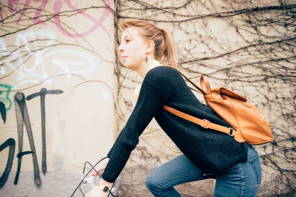 Hipster sporty blonde woman with bike — Stock fotografie