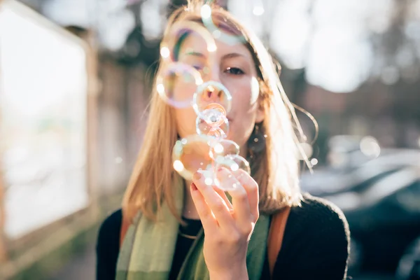 Mulher loira brincando com sabão bolha — Fotografia de Stock