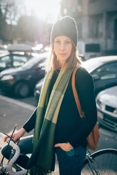 Hipster sporty blonde woman with bike — Stockfoto