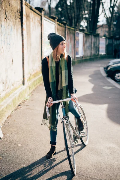 Hipster sportlich blonde Frau mit Fahrrad — Stockfoto