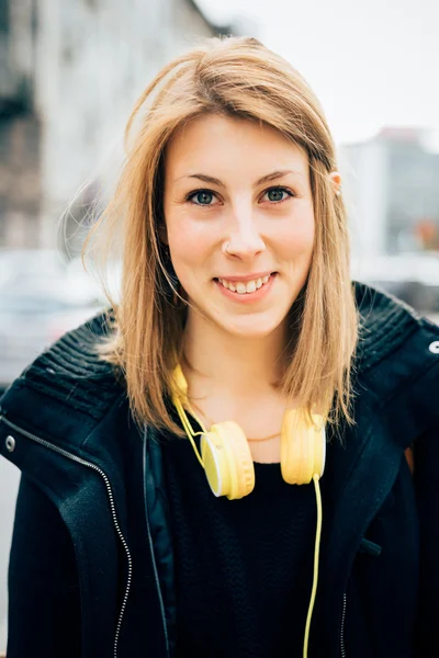 Hipster vrouw luisteren muziek met koptelefoon — Stockfoto