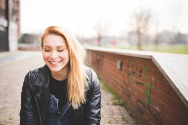 Genç, güzel sarışın kadın.