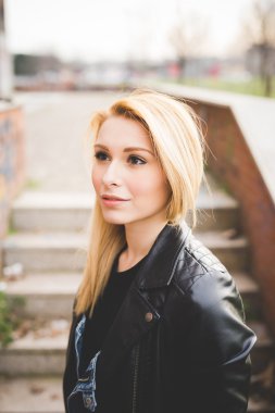 Genç, güzel sarışın kadın.