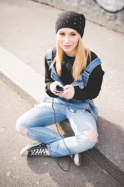 Красивая блондинка с помощью смартфона — стоковое фото