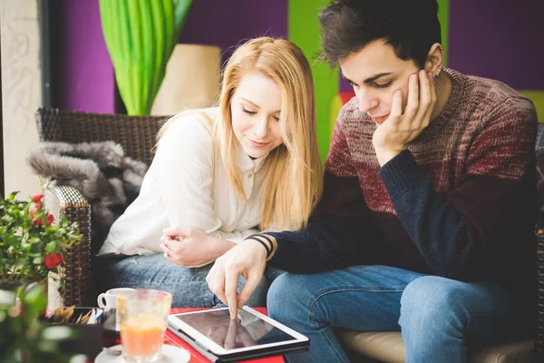 Coppia amanti utilizzando tablet — Foto Stock