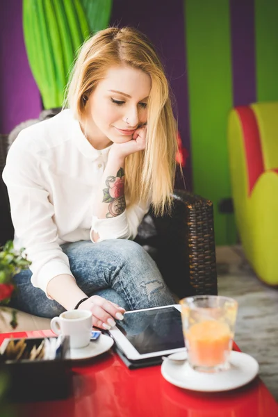 Beautiful woman in restaurant using tablet — Stok fotoğraf