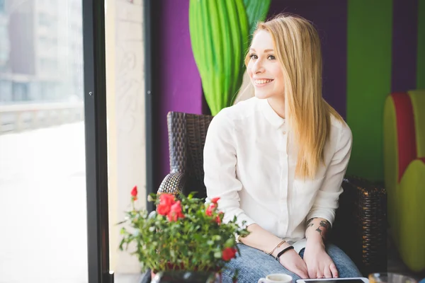 Vacker blond kvinna i restaurang — Stockfoto