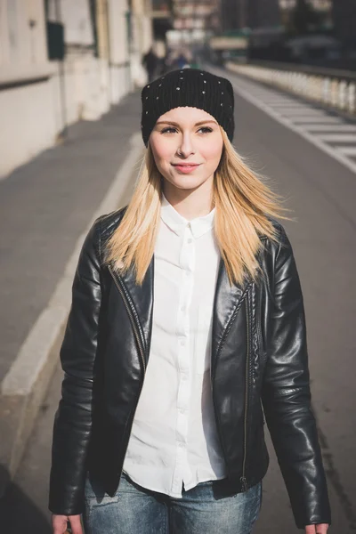 Joven hermosa mujer rubia en la ciudad — Foto de Stock