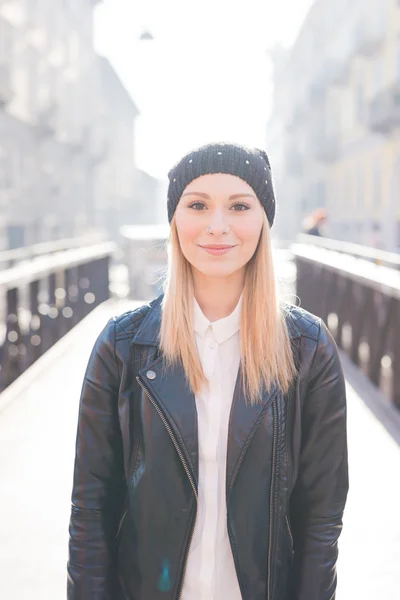 Schöne Blonde Frau — Stockfoto