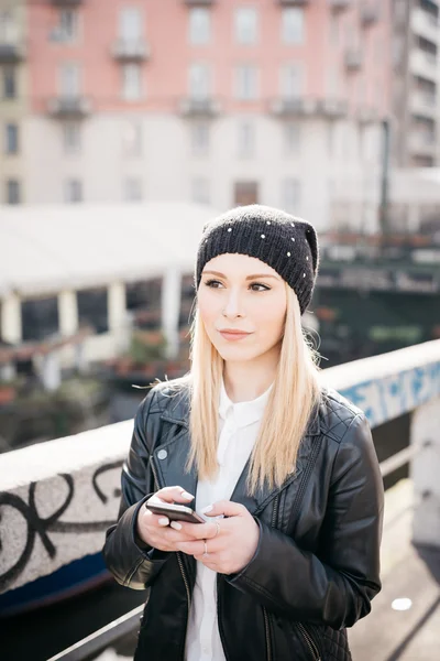Krásná blonďatá žena pomocí smartphone — Stock fotografie