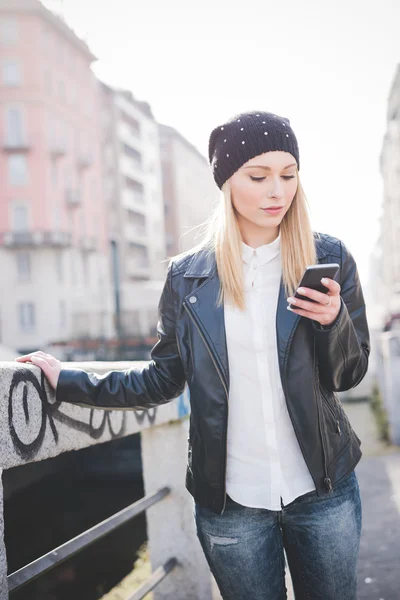 スマート フォンを使用して、美しいブロンドの女性 — ストック写真