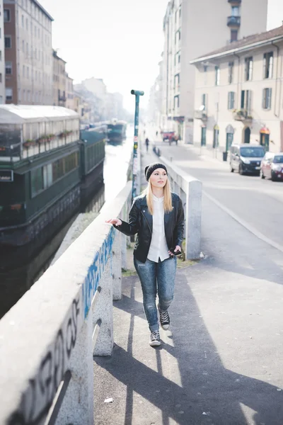 Giovane bella donna bionda in città — Foto Stock