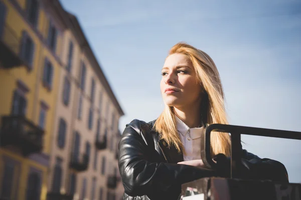 Mujer rubia hermosa — Foto de Stock