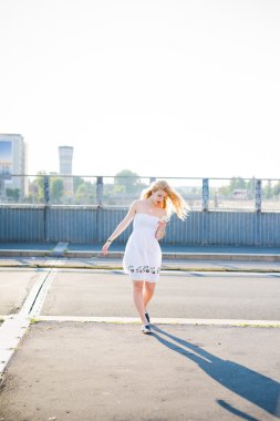 sarışın genç kadın şehir