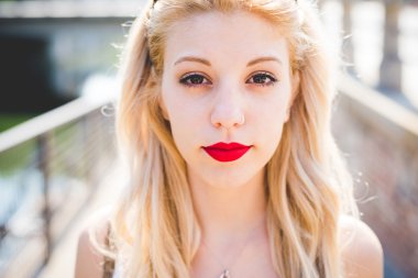 sarışın genç kadın şehir